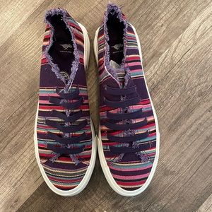 Brand new rocket dog colorful sneakers. Size 8